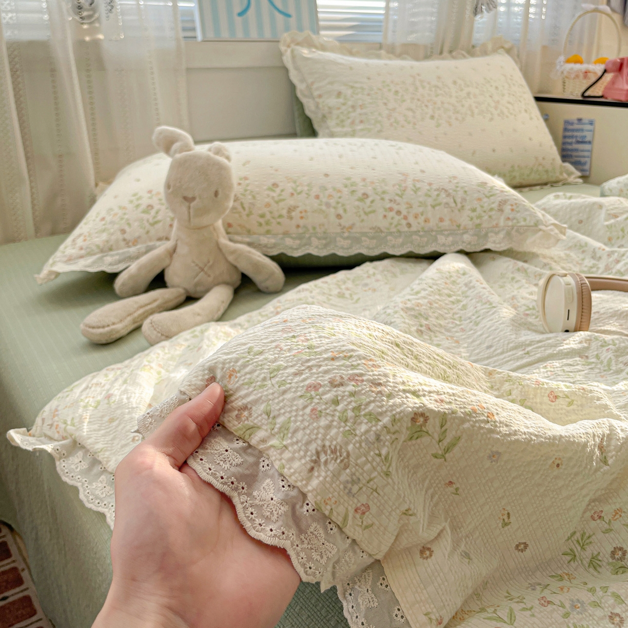 91家纺网 家纺一手货源 找家纺 优承佳生活馆 2026新款超柔高克重泡芙纱蝴蝶结全棉花边夏被套件单夏被 满满