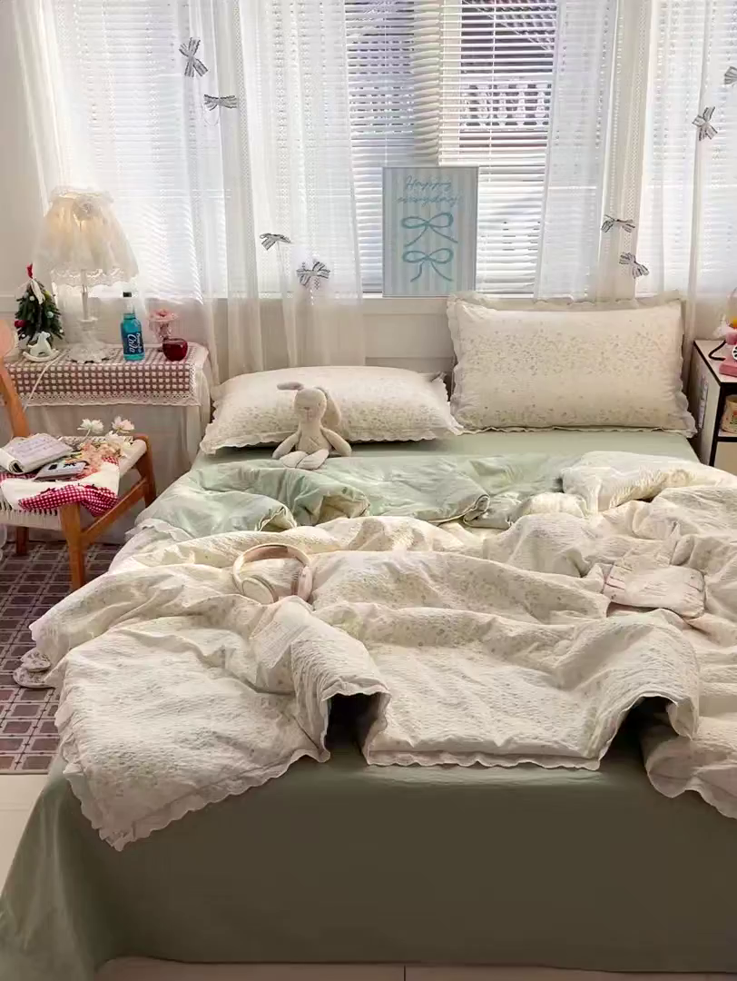 91家纺网 家纺一手货源 找家纺 优承佳生活馆 2026新款超柔高克重泡芙纱蝴蝶结全棉花边夏被套件单夏被 满满