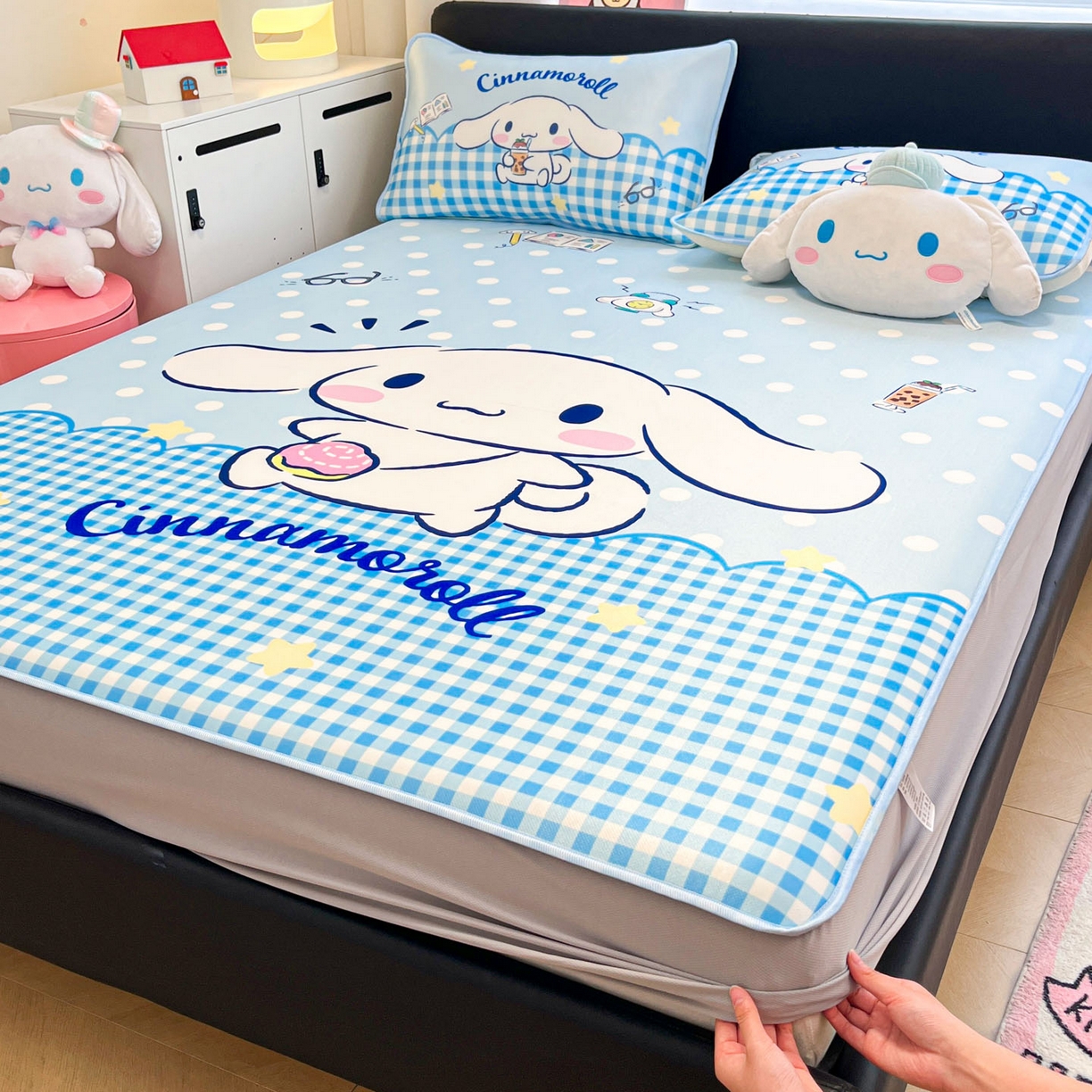 91家纺网 家纺一手货源 找家纺 暮思家居 2026新款正版授权A类大版数码印花三丽鸥1200D冰丝凉席可组合仿锦氨夏被 床笠款-快乐玉桂狗