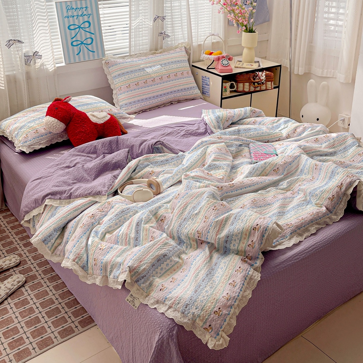 91家纺网 家纺一手货源 找家纺 优承佳生活馆 2026新款超柔高克重泡芙纱蝴蝶结全棉花边夏被套件单夏被 木马彩虹