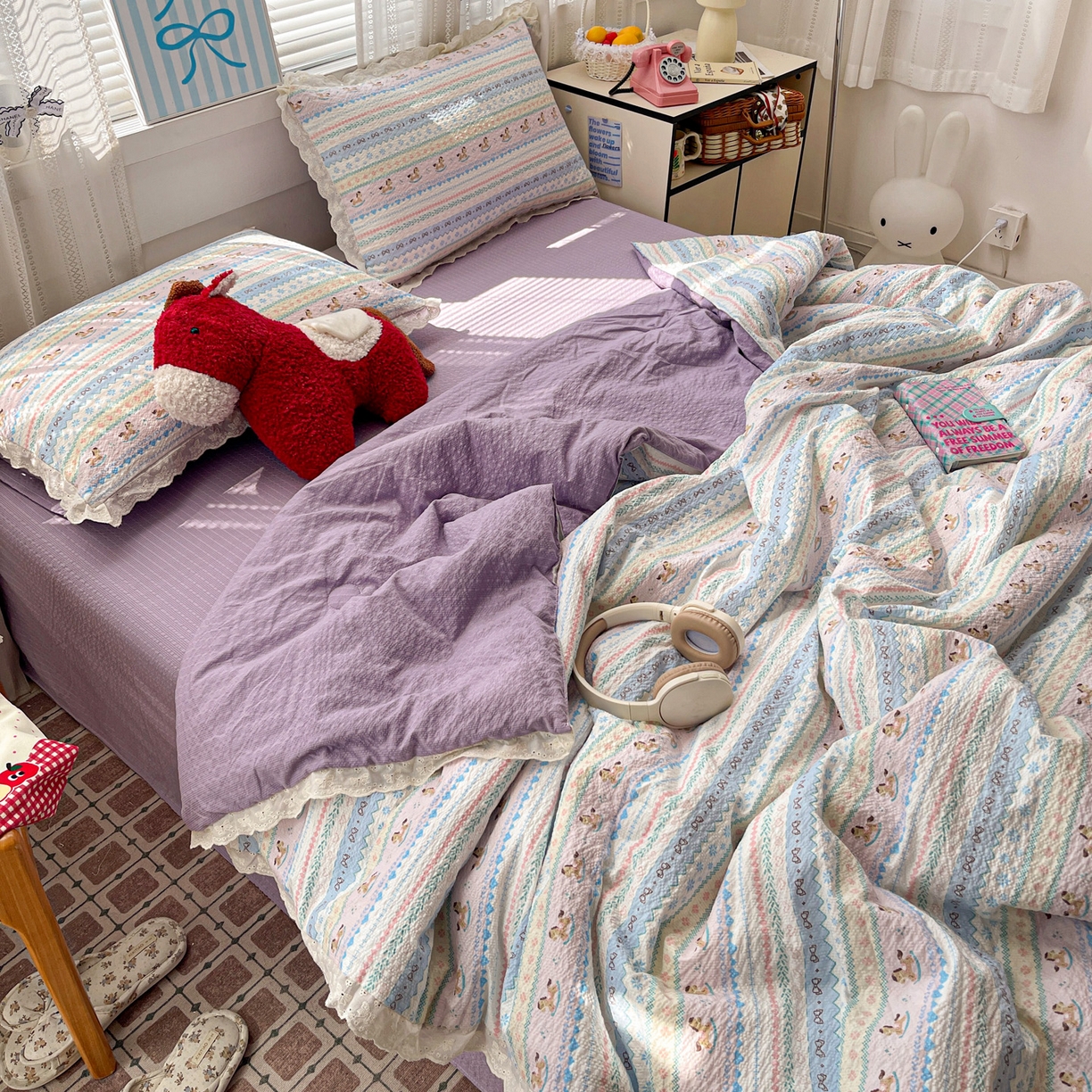 91家纺网 家纺一手货源 找家纺 优承佳生活馆 2026新款超柔高克重泡芙纱蝴蝶结全棉花边夏被套件单夏被 木马彩虹