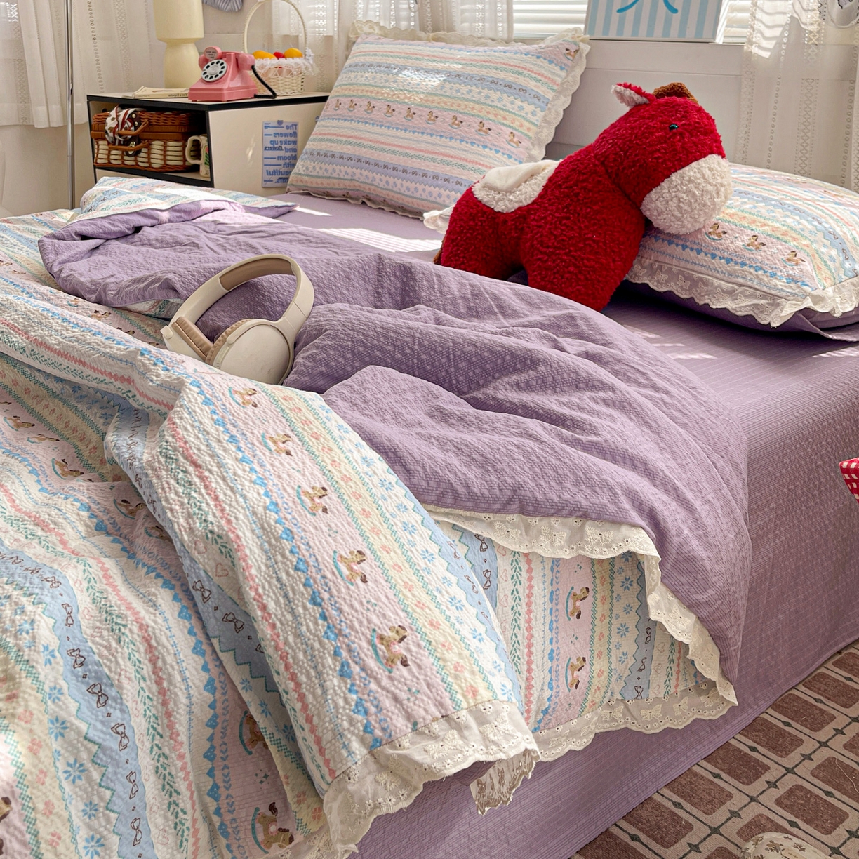 91家纺网 家纺一手货源 找家纺 优承佳生活馆 2026新款超柔高克重泡芙纱蝴蝶结全棉花边夏被套件单夏被 木马彩虹