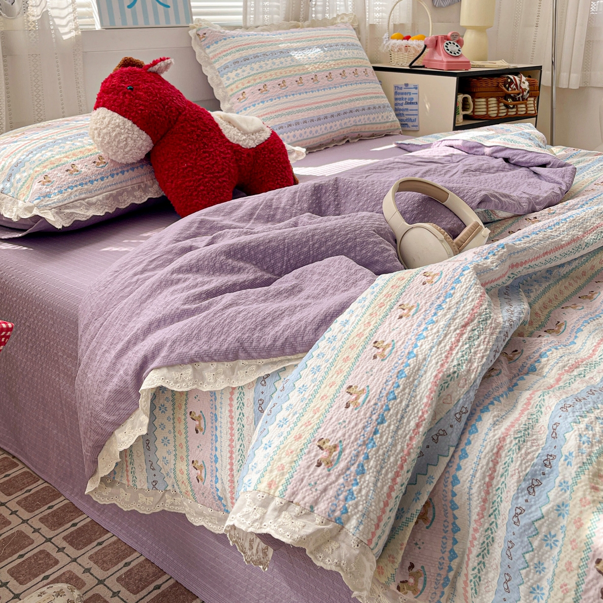 91家纺网 家纺一手货源 找家纺 优承佳生活馆 2026新款超柔高克重泡芙纱蝴蝶结全棉花边夏被套件单夏被 木马彩虹