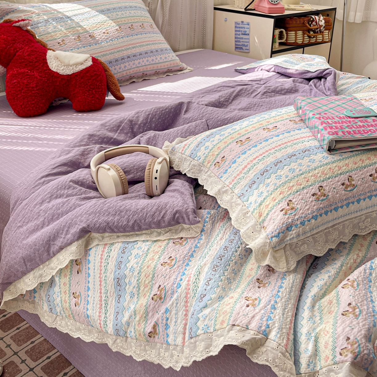 91家纺网 家纺一手货源 找家纺 优承佳生活馆 2026新款超柔高克重泡芙纱蝴蝶结全棉花边夏被套件单夏被 木马彩虹