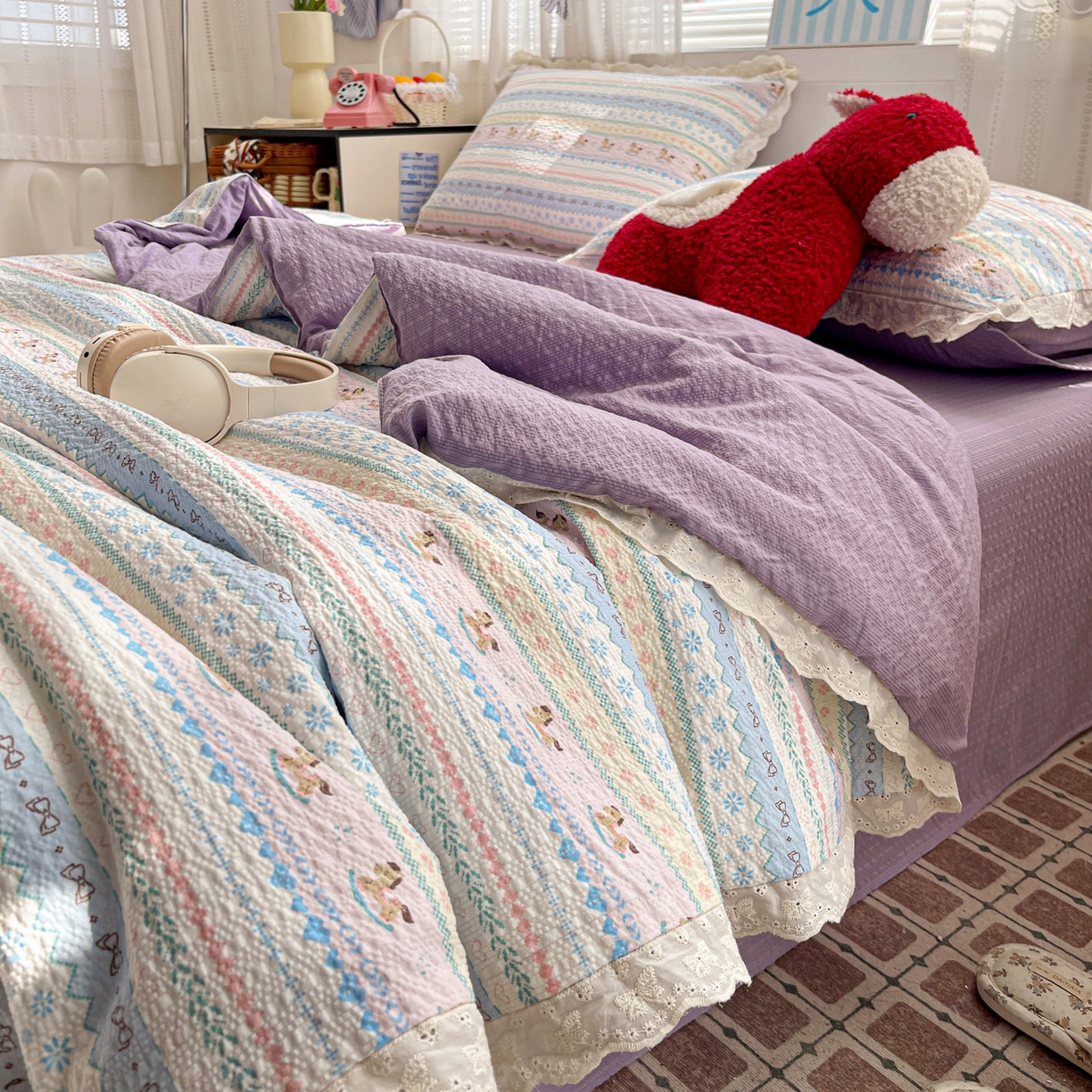 91家纺网 家纺一手货源 找家纺 优承佳生活馆 2026新款超柔高克重泡芙纱蝴蝶结全棉花边夏被套件单夏被 木马彩虹