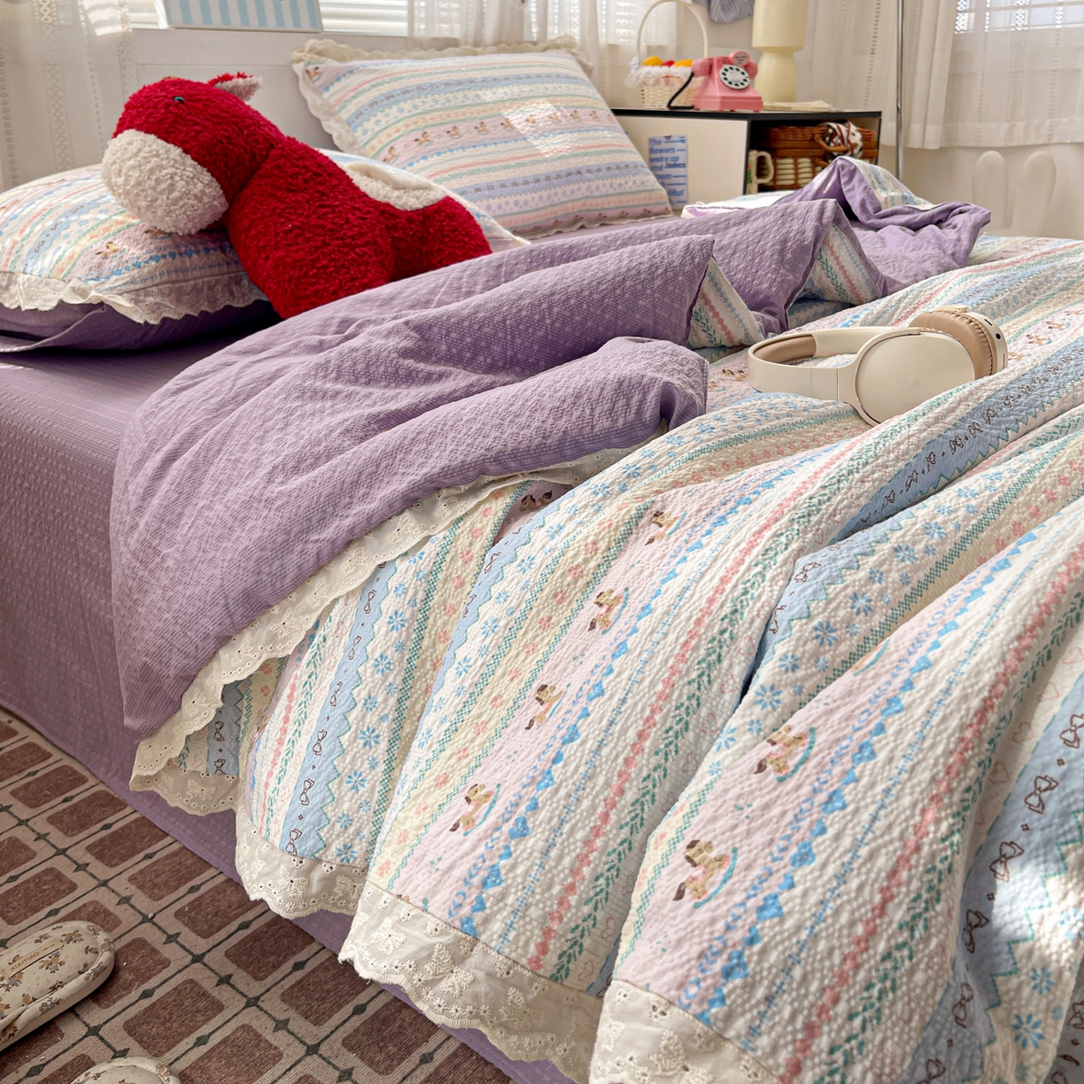 91家纺网 家纺一手货源 找家纺 优承佳生活馆 2026新款超柔高克重泡芙纱蝴蝶结全棉花边夏被套件单夏被 木马彩虹