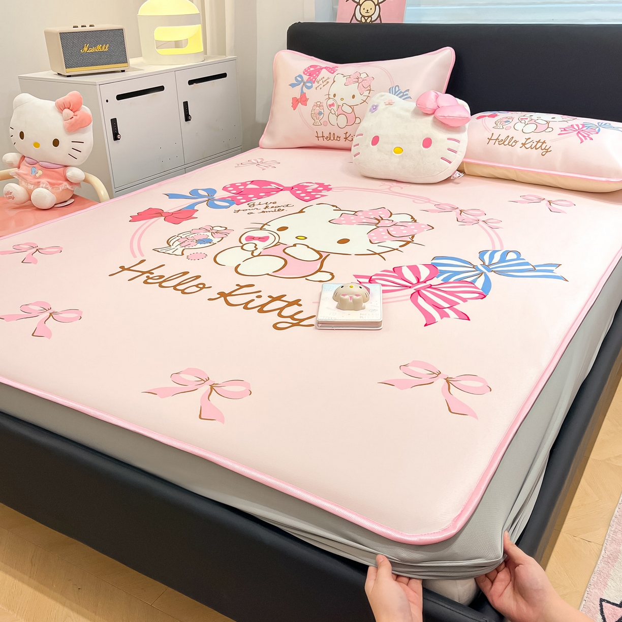 91家纺网 家纺一手货源 找家纺 暮思家居 2026新款正版授权A类大版数码印花三丽鸥1200D冰丝凉席可组合仿锦氨夏被 床笠款-美美KT