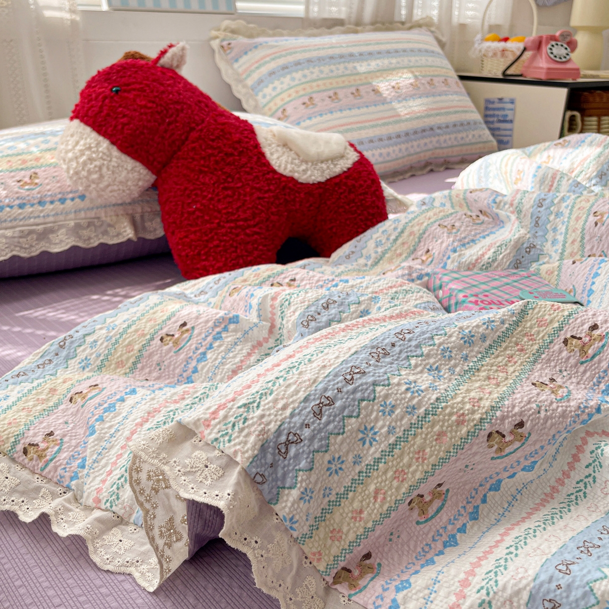 91家纺网 家纺一手货源 找家纺 优承佳生活馆 2026新款超柔高克重泡芙纱蝴蝶结全棉花边夏被套件单夏被 木马彩虹