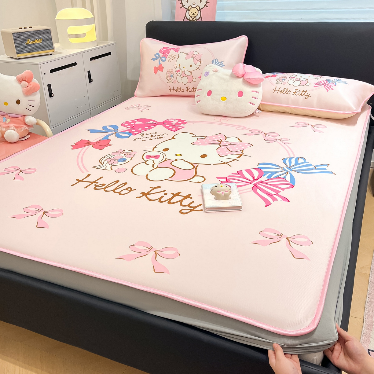 91家纺网 家纺一手货源 找家纺 暮思家居 2026新款正版授权A类大版数码印花三丽鸥1200D冰丝凉席可组合仿锦氨夏被 床笠款-美美KT