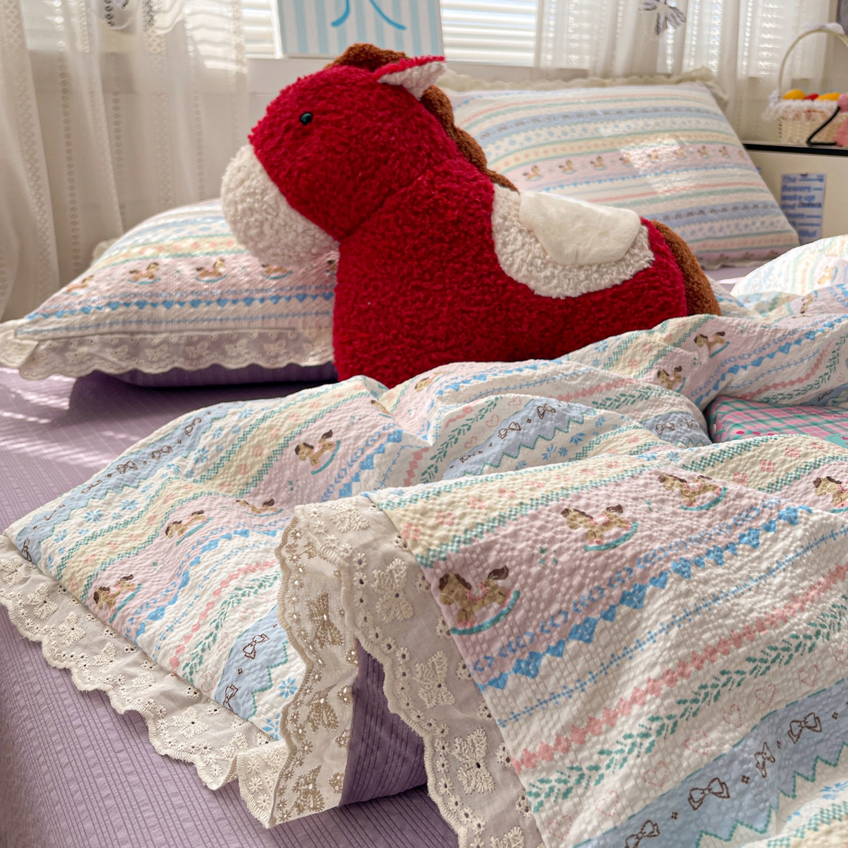 91家纺网 家纺一手货源 找家纺 优承佳生活馆 2026新款超柔高克重泡芙纱蝴蝶结全棉花边夏被套件单夏被 木马彩虹