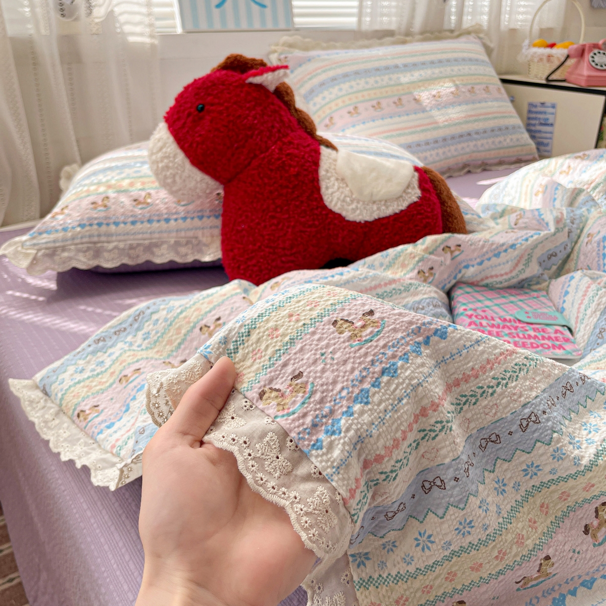 91家纺网 家纺一手货源 找家纺 优承佳生活馆 2026新款超柔高克重泡芙纱蝴蝶结全棉花边夏被套件单夏被 木马彩虹