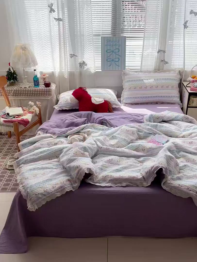 91家纺网 家纺一手货源 找家纺 优承佳生活馆 2026新款超柔高克重泡芙纱蝴蝶结全棉花边夏被套件单夏被 木马彩虹