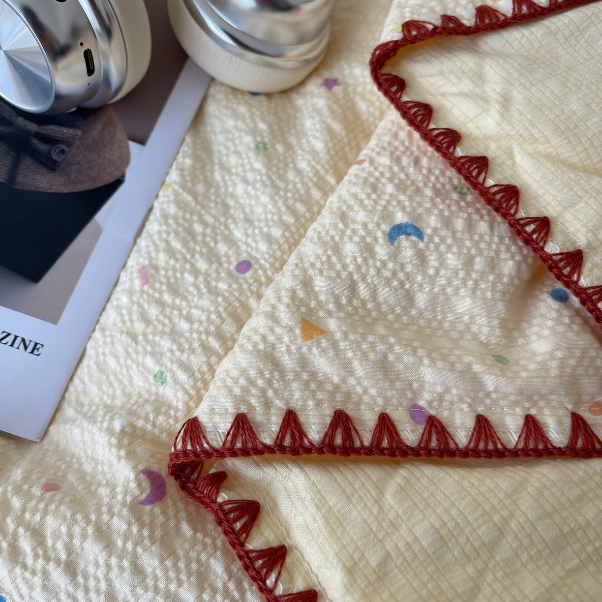 91家纺网 家纺一手货源 找家纺 贝扬思家纺 2026新款泡芙纱贝壳边夏被套件-欧包系列（今天也只做被快乐包裹的小朋友） 欧包-星月糖粒