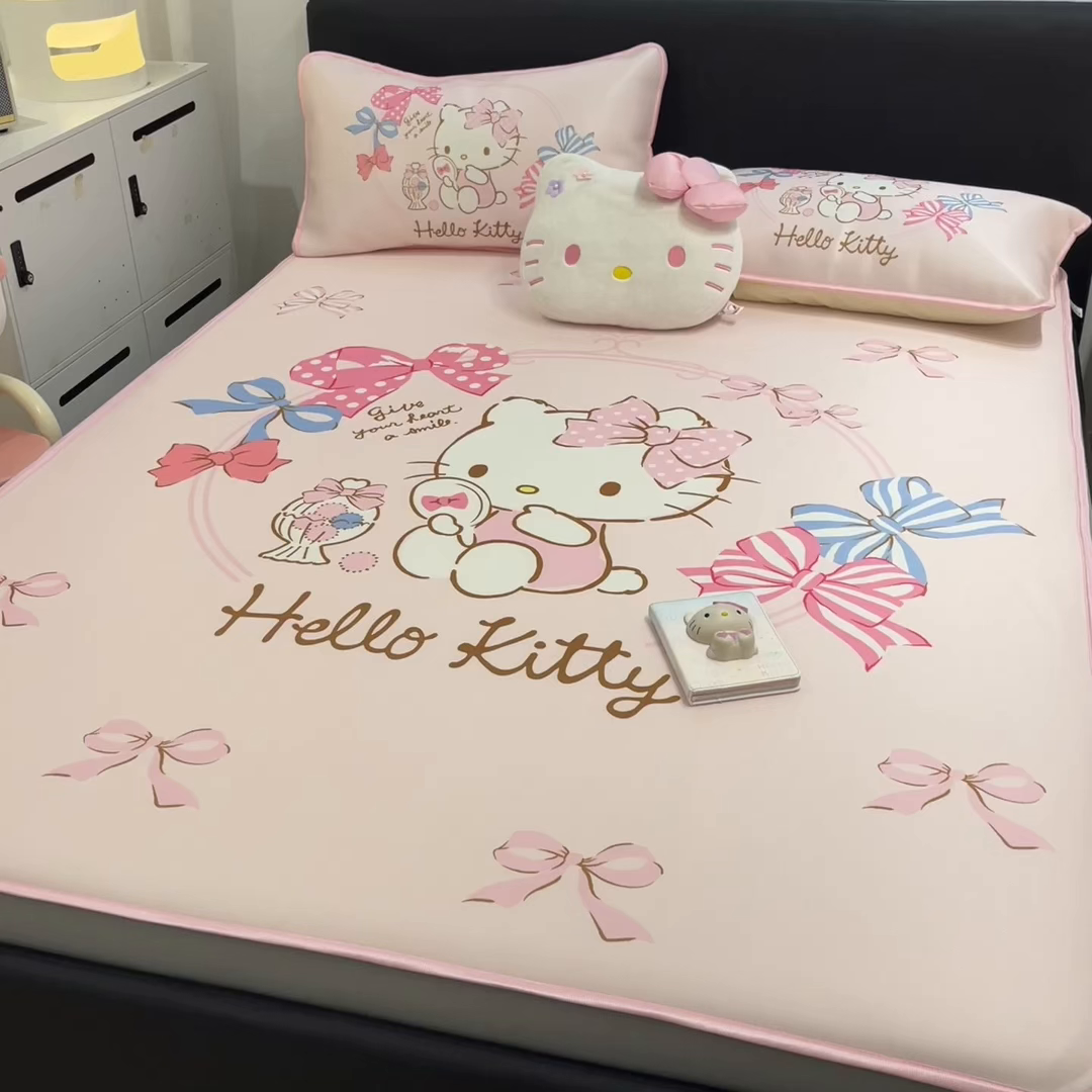 91家纺网 家纺一手货源 找家纺 暮思家居 2026新款正版授权A类大版数码印花三丽鸥1200D冰丝凉席可组合仿锦氨夏被 床笠款-美美KT