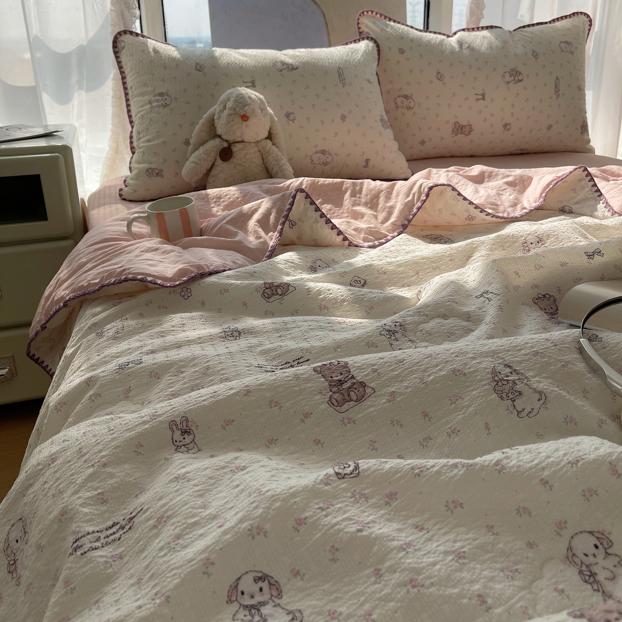 91家纺网 家纺一手货源 找家纺 贝扬思家纺 2026新款泡芙纱贝壳边夏被套件-欧包系列（今天也只做被快乐包裹的小朋友） 欧包-悦悦小兔