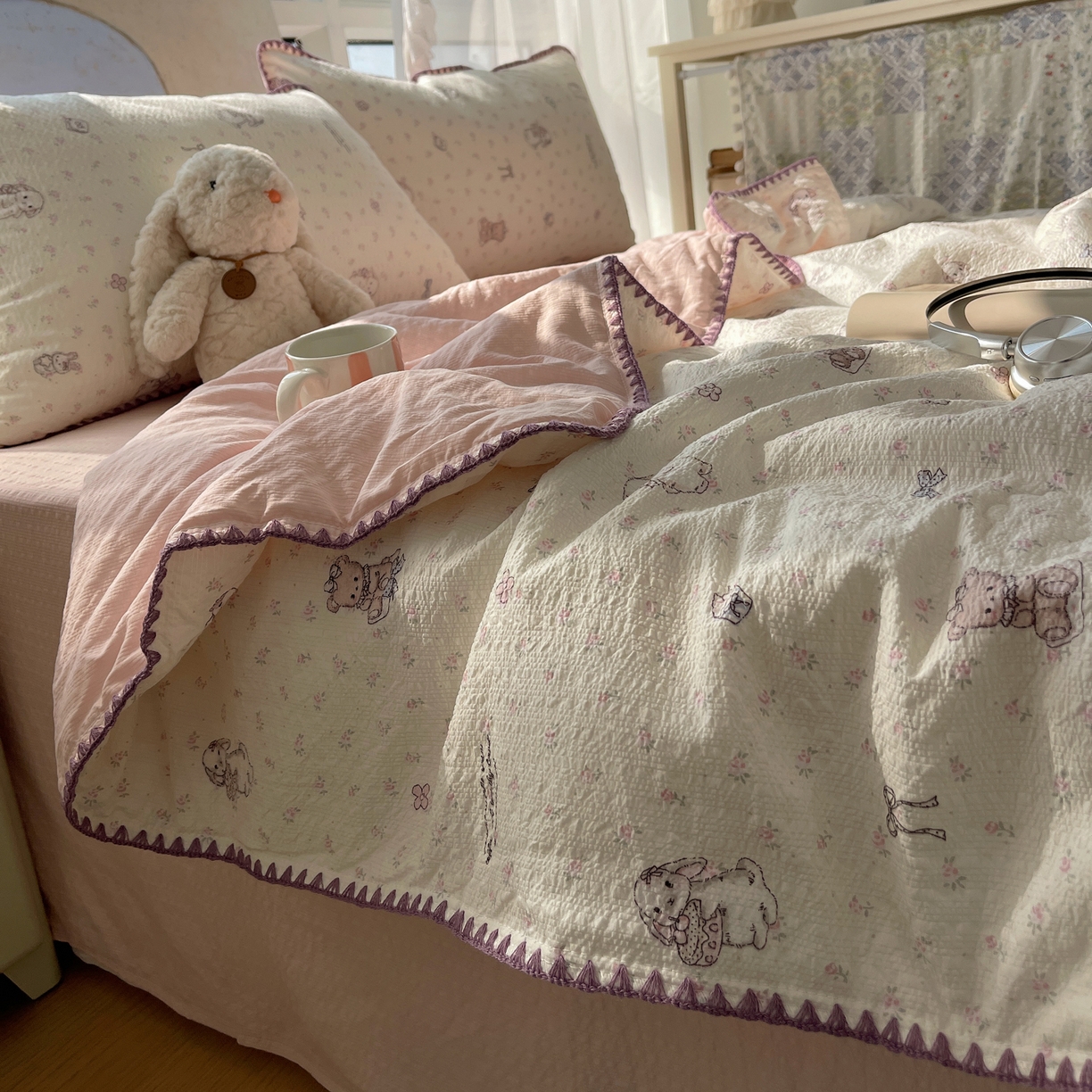 91家纺网 家纺一手货源 找家纺 贝扬思家纺 2026新款泡芙纱贝壳边夏被套件-欧包系列（今天也只做被快乐包裹的小朋友） 欧包-悦悦小兔