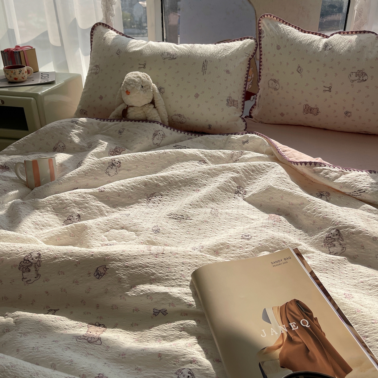 91家纺网 家纺一手货源 找家纺 贝扬思家纺 2026新款泡芙纱贝壳边夏被套件-欧包系列（今天也只做被快乐包裹的小朋友） 欧包-悦悦小兔