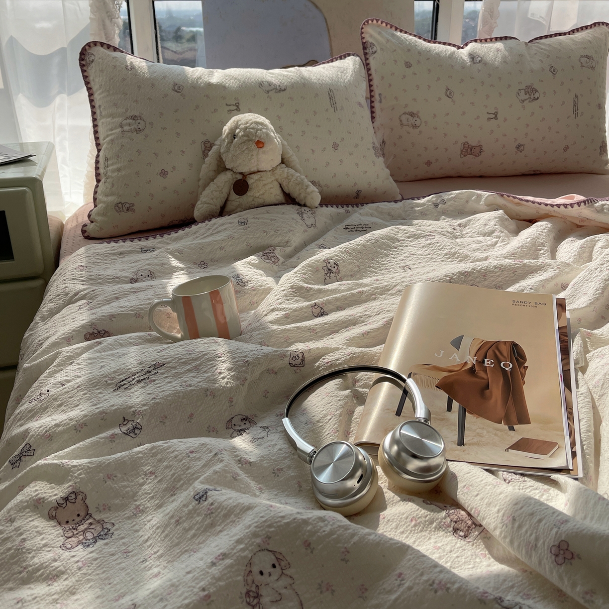 91家纺网 家纺一手货源 找家纺 贝扬思家纺 2026新款泡芙纱贝壳边夏被套件-欧包系列（今天也只做被快乐包裹的小朋友） 欧包-悦悦小兔