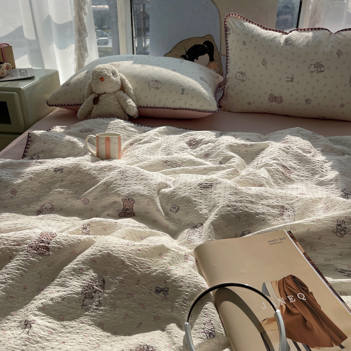 91家纺网 家纺一手货源 找家纺 贝扬思家纺 2026新款泡芙纱贝壳边夏被套件-欧包系列（今天也只做被快乐包裹的小朋友） 欧包-悦悦小兔