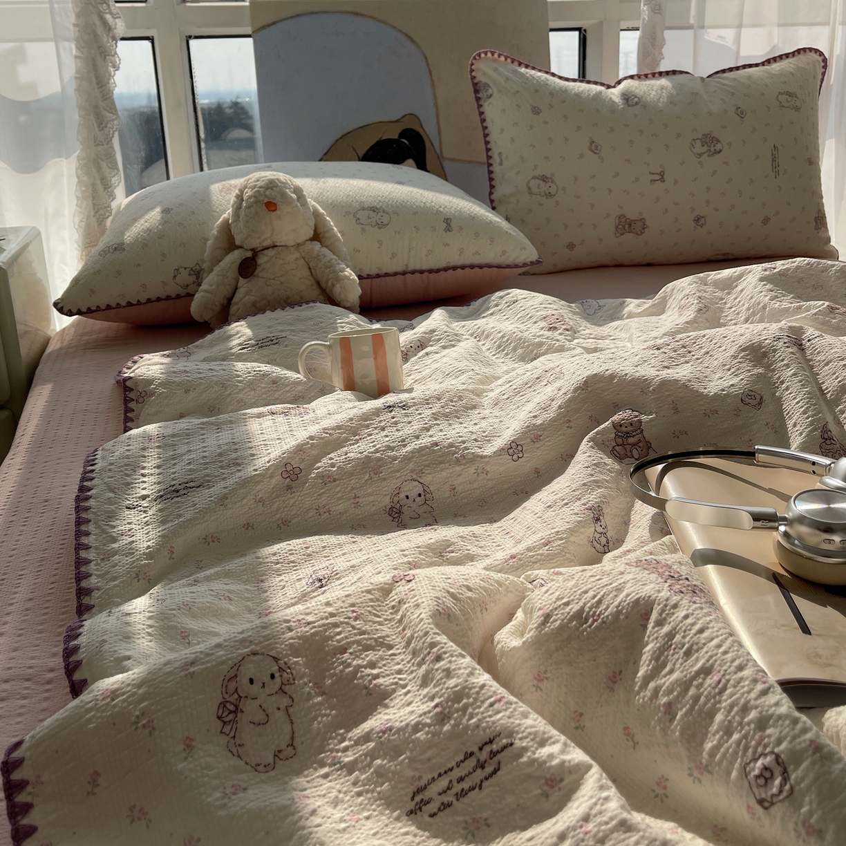 91家纺网 家纺一手货源 找家纺 贝扬思家纺 2026新款泡芙纱贝壳边夏被套件-欧包系列（今天也只做被快乐包裹的小朋友） 欧包-悦悦小兔