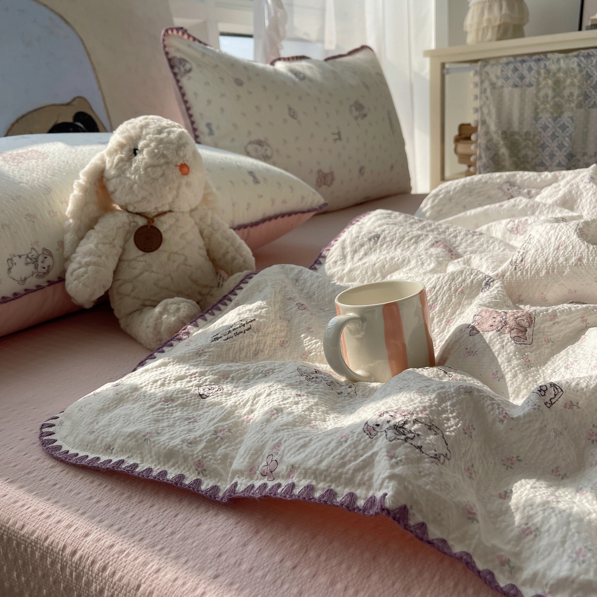 91家纺网 家纺一手货源 找家纺 贝扬思家纺 2026新款泡芙纱贝壳边夏被套件-欧包系列（今天也只做被快乐包裹的小朋友） 欧包-悦悦小兔