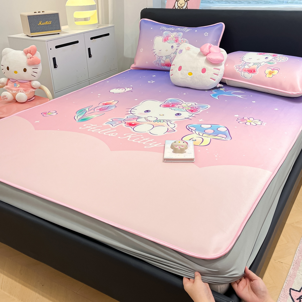 91家纺网 家纺一手货源 找家纺 暮思家居 2026新款正版授权A类大版数码印花三丽鸥1200D冰丝凉席可组合仿锦氨夏被 床笠款-梦幻KT