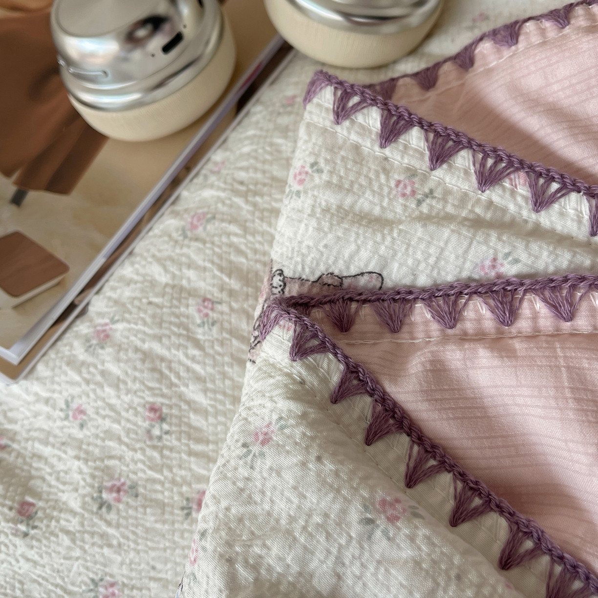 91家纺网 家纺一手货源 找家纺 贝扬思家纺 2026新款泡芙纱贝壳边夏被套件-欧包系列（今天也只做被快乐包裹的小朋友） 欧包-悦悦小兔