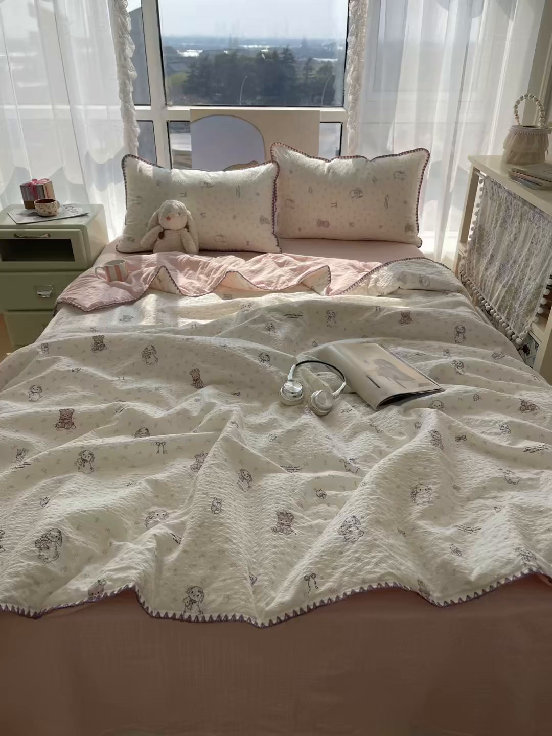 91家纺网 家纺一手货源 找家纺 贝扬思家纺 2026新款泡芙纱贝壳边夏被套件-欧包系列（今天也只做被快乐包裹的小朋友） 欧包-悦悦小兔