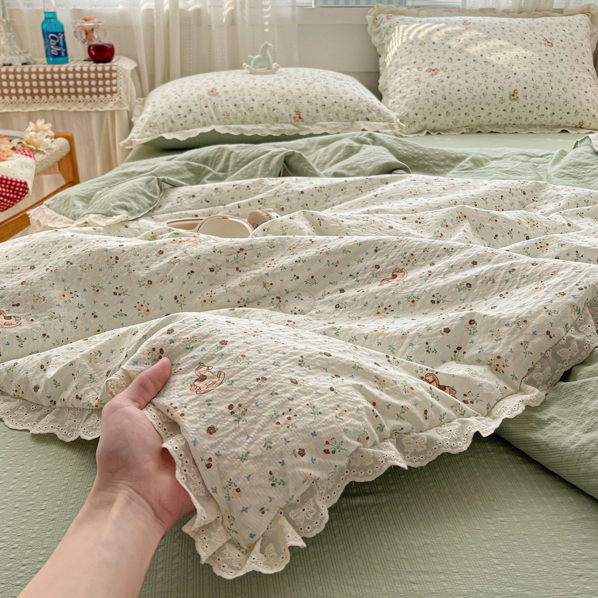 91家纺网 家纺一手货源 找家纺 优承佳生活馆 2026新款超柔高克重泡芙纱蝴蝶结全棉花边夏被套件单夏被 浅陌