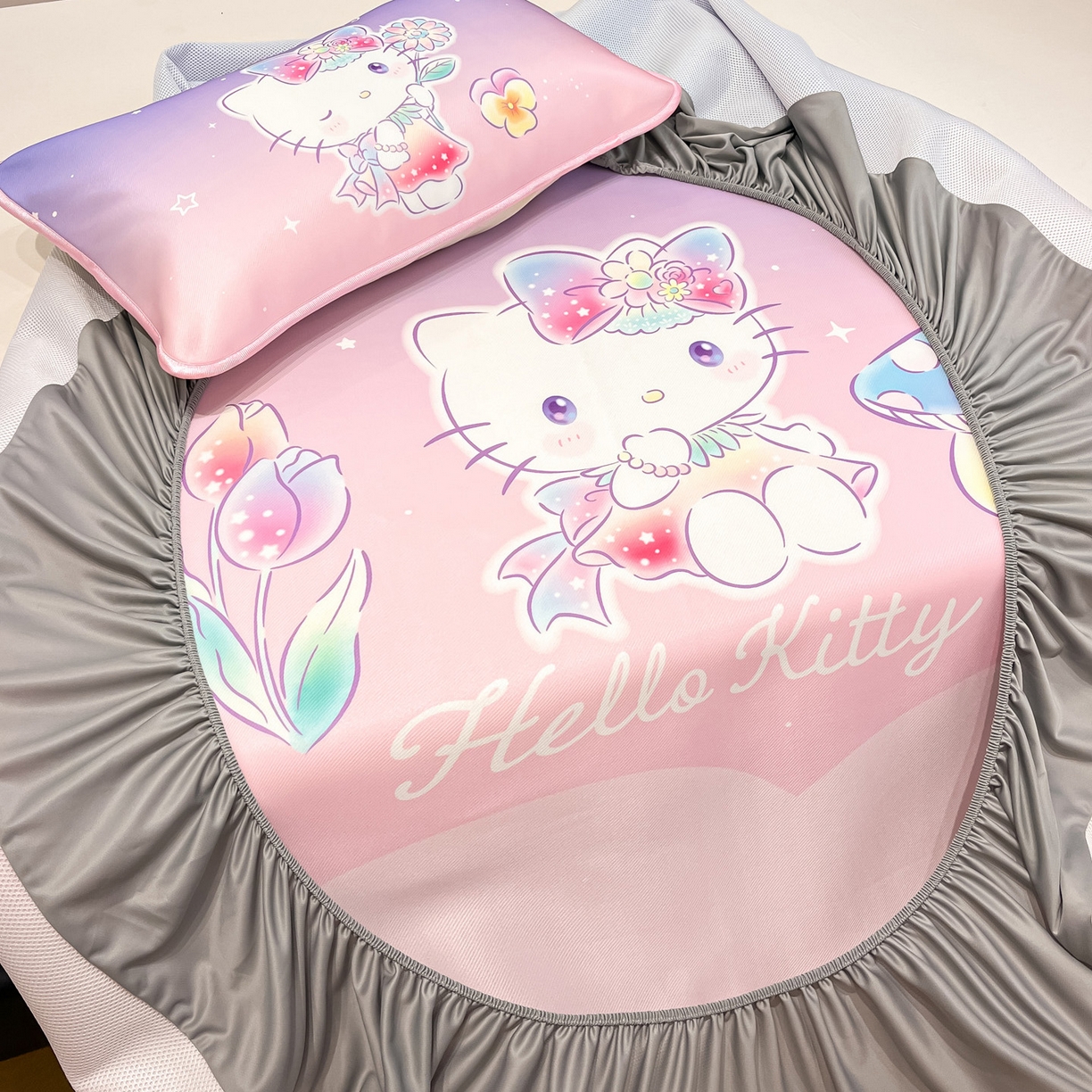 91家纺网 家纺一手货源 找家纺 暮思家居 2026新款正版授权A类大版数码印花三丽鸥1200D冰丝凉席可组合仿锦氨夏被 床笠款-梦幻KT