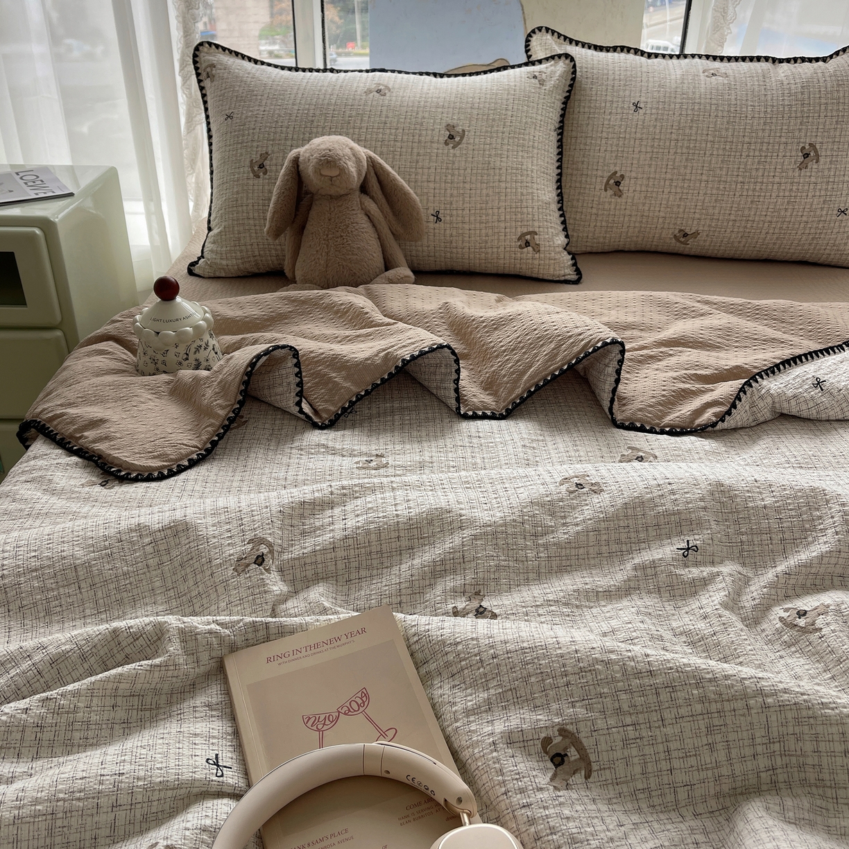 91家纺网 家纺一手货源 找家纺 贝扬思家纺 2026新款泡芙纱贝壳边夏被套件-欧包系列（今天也只做被快乐包裹的小朋友） 欧包-织纹木马迹