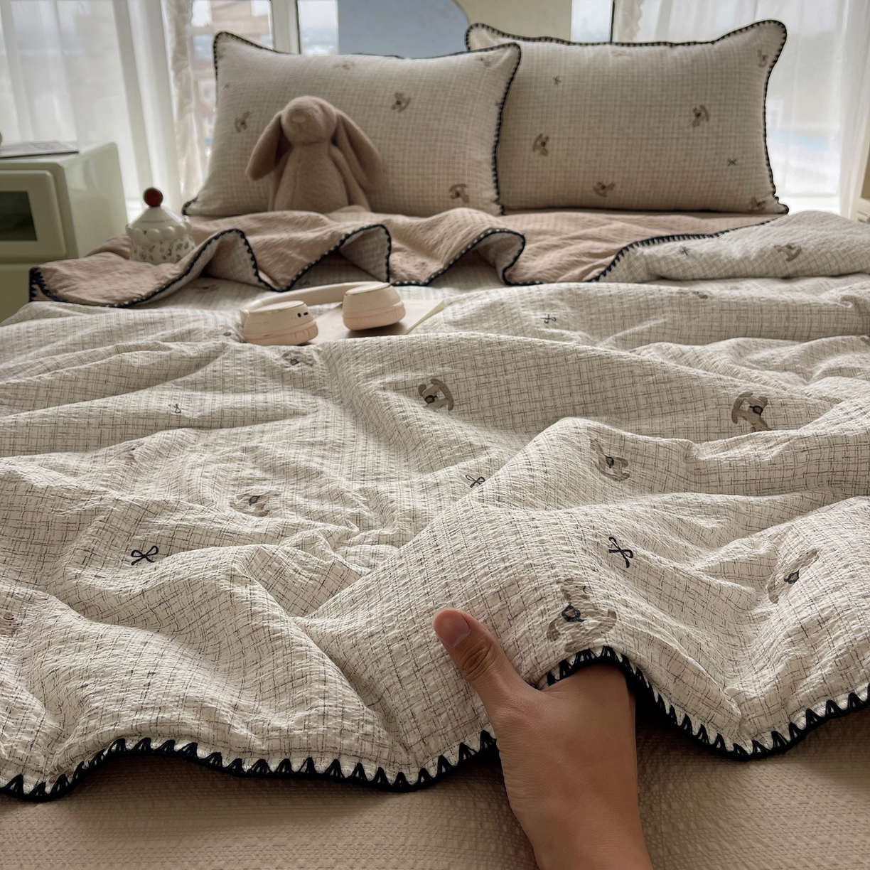 91家纺网 家纺一手货源 找家纺 贝扬思家纺 2026新款泡芙纱贝壳边夏被套件-欧包系列（今天也只做被快乐包裹的小朋友） 欧包-织纹木马迹