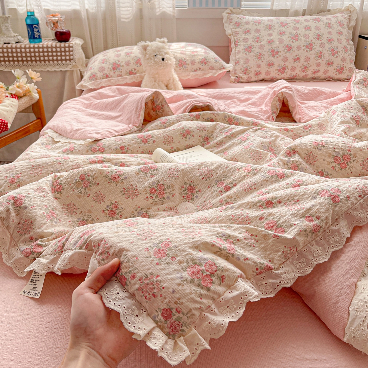 91家纺网 家纺一手货源 找家纺 优承佳生活馆 2026新款超柔高克重泡芙纱蝴蝶结全棉花边夏被套件单夏被 蔷薇絮