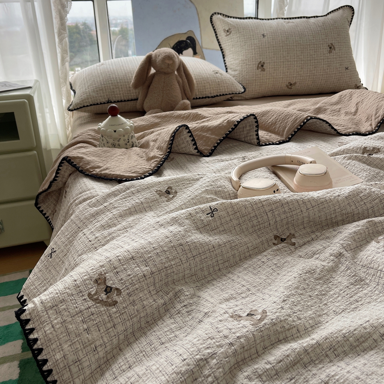 91家纺网 家纺一手货源 找家纺 贝扬思家纺 2026新款泡芙纱贝壳边夏被套件-欧包系列（今天也只做被快乐包裹的小朋友） 欧包-织纹木马迹