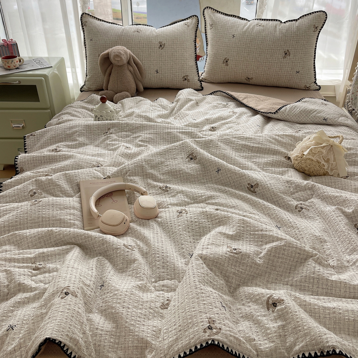 91家纺网 家纺一手货源 找家纺 贝扬思家纺 2026新款泡芙纱贝壳边夏被套件-欧包系列（今天也只做被快乐包裹的小朋友） 欧包-织纹木马迹