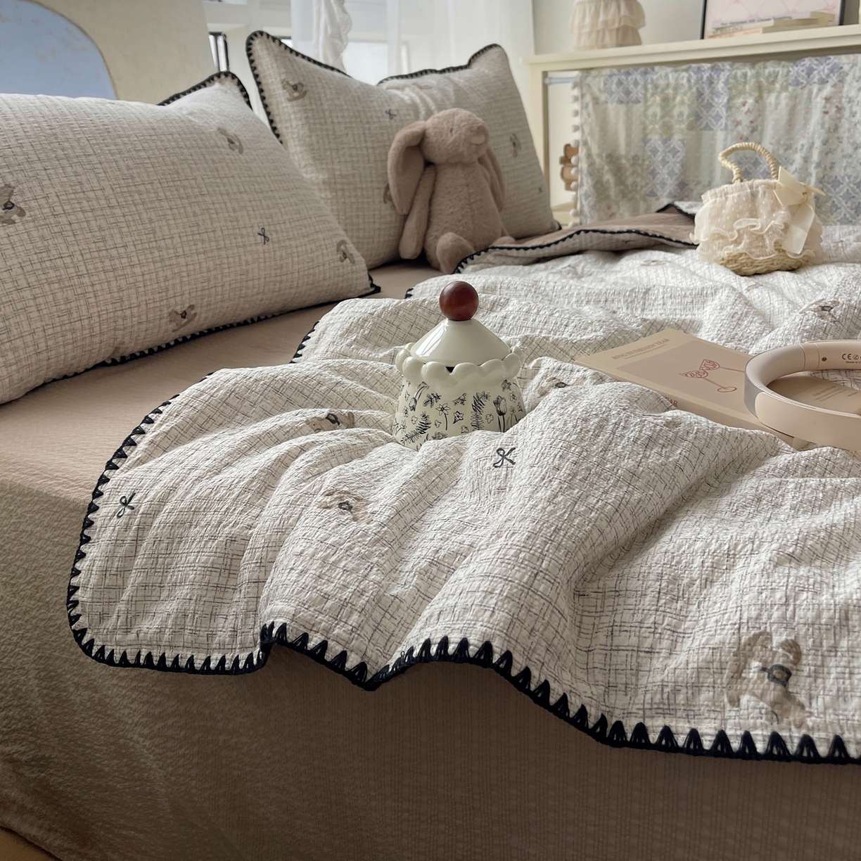 91家纺网 家纺一手货源 找家纺 贝扬思家纺 2026新款泡芙纱贝壳边夏被套件-欧包系列（今天也只做被快乐包裹的小朋友） 欧包-织纹木马迹