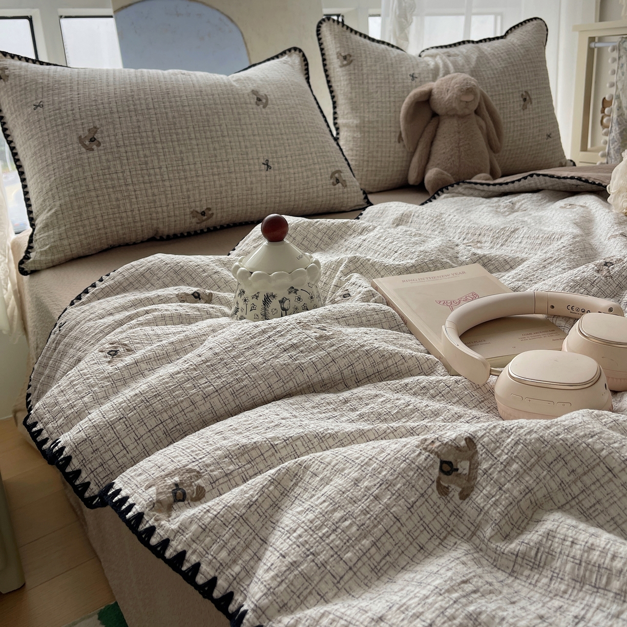 91家纺网 家纺一手货源 找家纺 贝扬思家纺 2026新款泡芙纱贝壳边夏被套件-欧包系列（今天也只做被快乐包裹的小朋友） 欧包-织纹木马迹