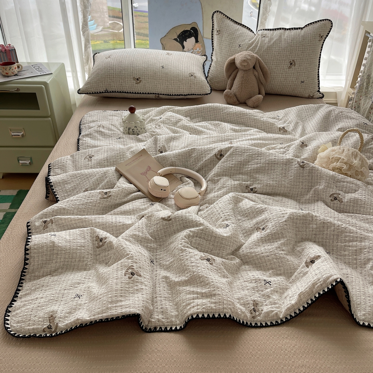 91家纺网 家纺一手货源 找家纺 贝扬思家纺 2026新款泡芙纱贝壳边夏被套件-欧包系列（今天也只做被快乐包裹的小朋友） 欧包-织纹木马迹