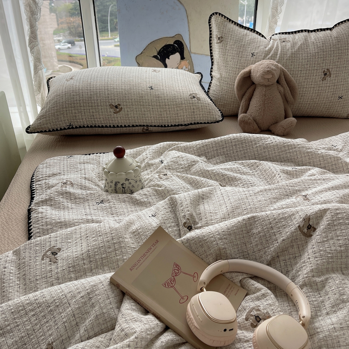 91家纺网 家纺一手货源 找家纺 贝扬思家纺 2026新款泡芙纱贝壳边夏被套件-欧包系列（今天也只做被快乐包裹的小朋友） 欧包-织纹木马迹