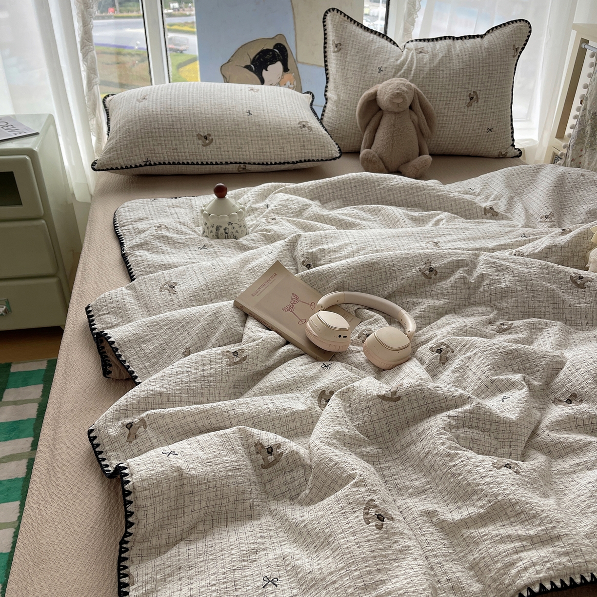 91家纺网 家纺一手货源 找家纺 贝扬思家纺 2026新款泡芙纱贝壳边夏被套件-欧包系列（今天也只做被快乐包裹的小朋友） 欧包-织纹木马迹