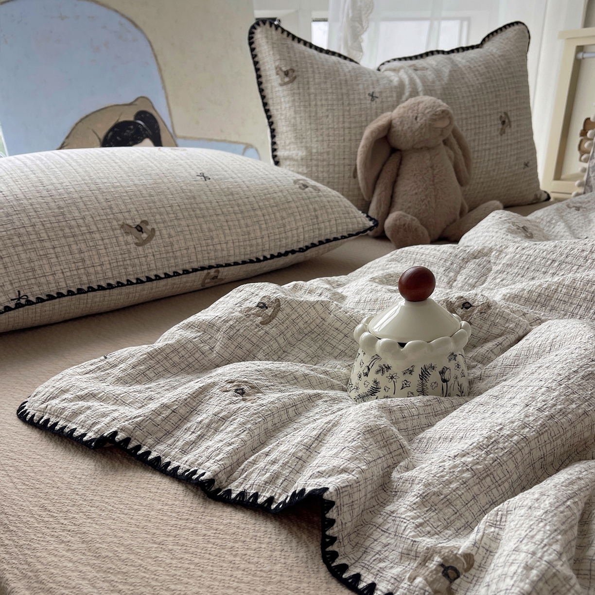 91家纺网 家纺一手货源 找家纺 贝扬思家纺 2026新款泡芙纱贝壳边夏被套件-欧包系列（今天也只做被快乐包裹的小朋友） 欧包-织纹木马迹