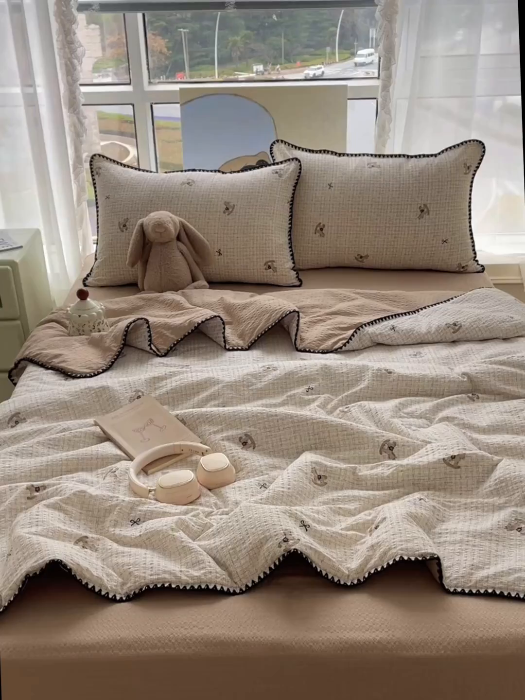 91家纺网 家纺一手货源 找家纺 贝扬思家纺 2026新款泡芙纱贝壳边夏被套件-欧包系列（今天也只做被快乐包裹的小朋友） 欧包-织纹木马迹