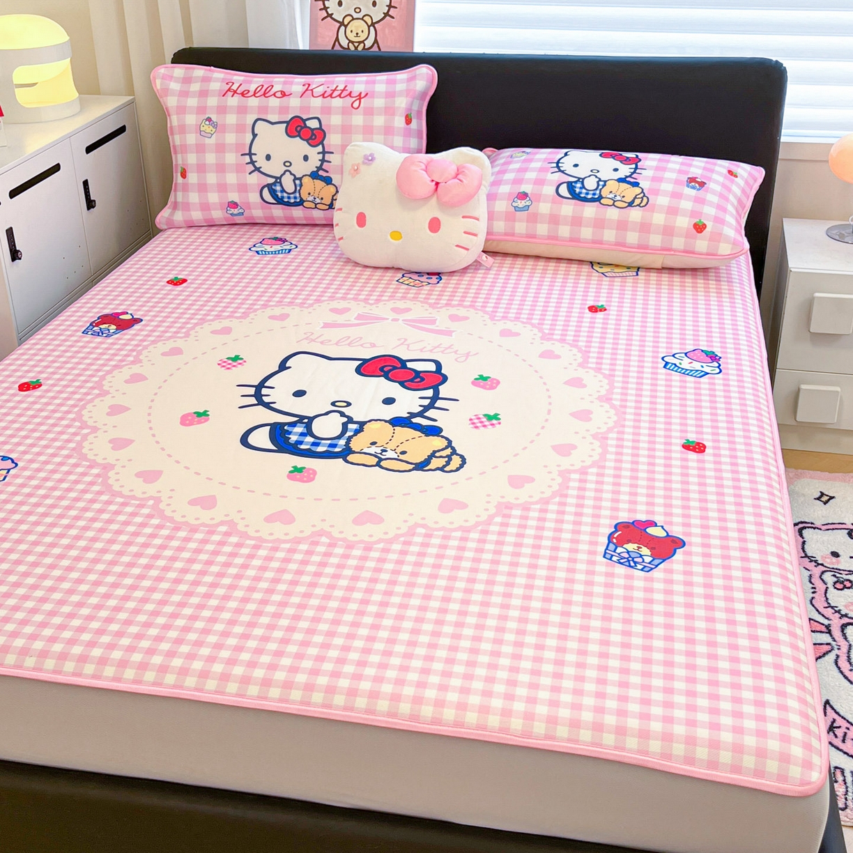 91家纺网 家纺一手货源 找家纺 暮思家居 2026新款正版授权A类大版数码印花三丽鸥1200D冰丝凉席可组合仿锦氨夏被 床笠款-奶油KT