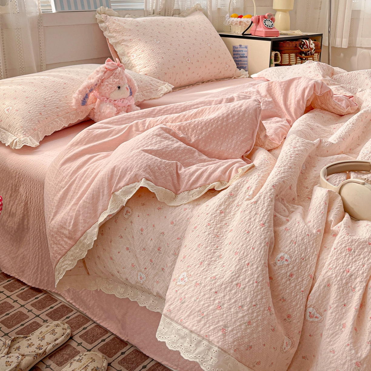 91家纺网 家纺一手货源 找家纺 优承佳生活馆 2026新款超柔高克重泡芙纱蝴蝶结全棉花边夏被套件单夏被 甜昔花语