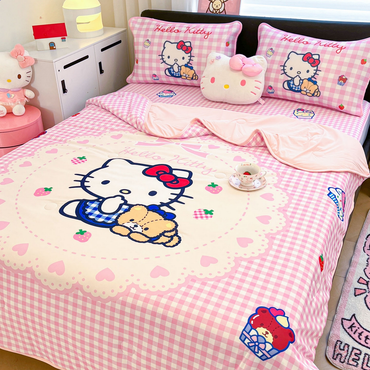 91家纺网 家纺一手货源 找家纺 暮思家居 2026新款正版授权A类大版数码印花三丽鸥1200D冰丝凉席可组合仿锦氨夏被 床笠款-奶油KT