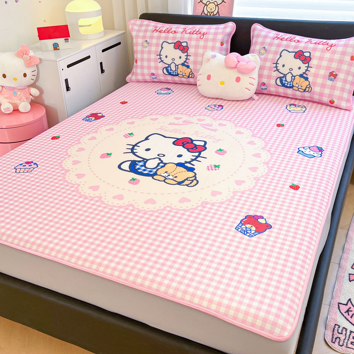 91家纺网 家纺一手货源 找家纺 暮思家居 2026新款正版授权A类大版数码印花三丽鸥1200D冰丝凉席可组合仿锦氨夏被 床笠款-奶油KT