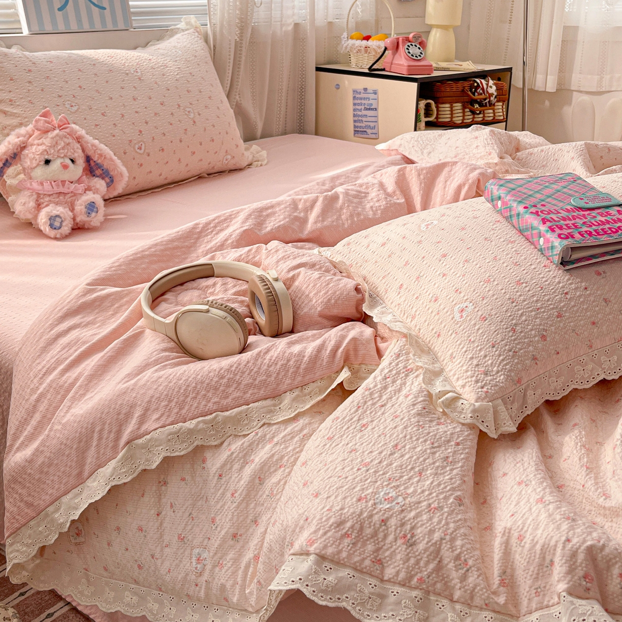 91家纺网 家纺一手货源 找家纺 优承佳生活馆 2026新款超柔高克重泡芙纱蝴蝶结全棉花边夏被套件单夏被 甜昔花语