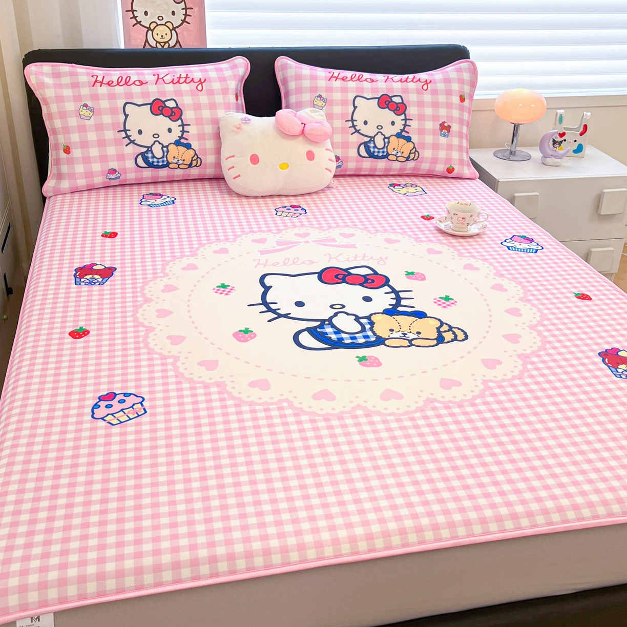 91家纺网 家纺一手货源 找家纺 暮思家居 2026新款正版授权A类大版数码印花三丽鸥1200D冰丝凉席可组合仿锦氨夏被 床笠款-奶油KT