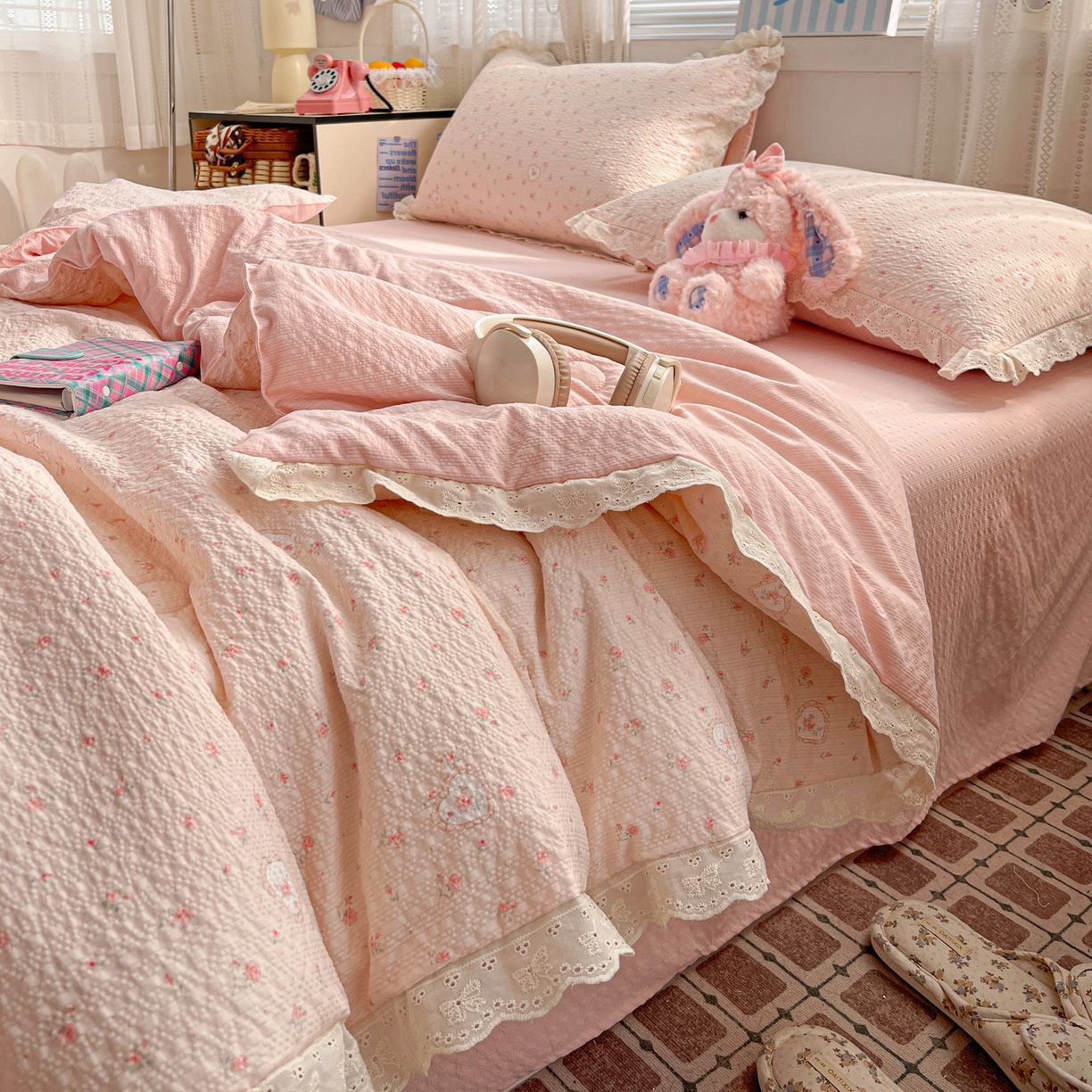 91家纺网 家纺一手货源 找家纺 优承佳生活馆 2026新款超柔高克重泡芙纱蝴蝶结全棉花边夏被套件单夏被 甜昔花语