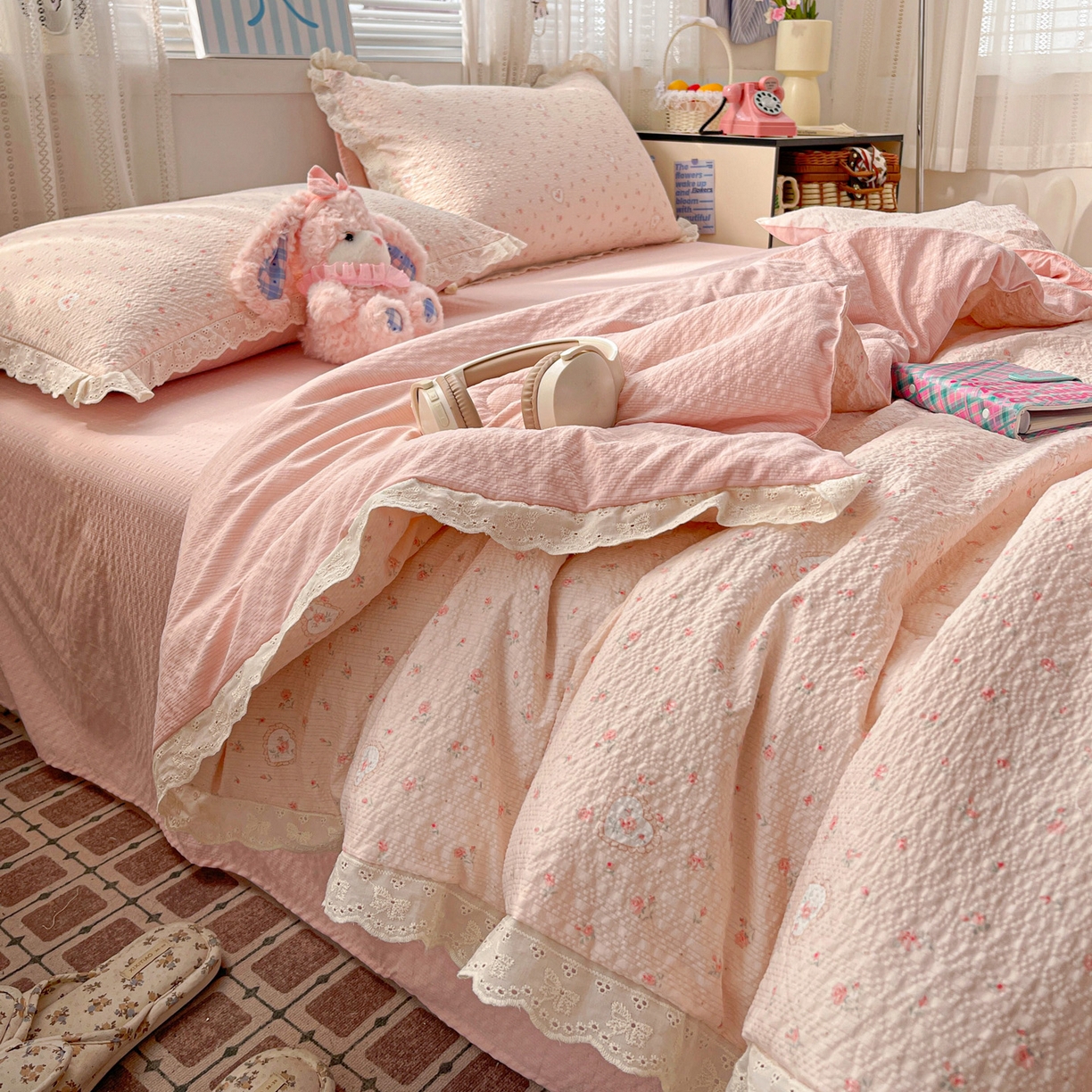 91家纺网 家纺一手货源 找家纺 优承佳生活馆 2026新款超柔高克重泡芙纱蝴蝶结全棉花边夏被套件单夏被 甜昔花语